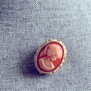 Estate Jewelry: Vtg Sarah Coventry Stamped Cameo Brooch / Pendant